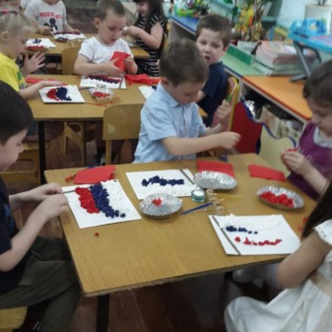 Аппликация на тему: "Российский флаг" в нашей группе