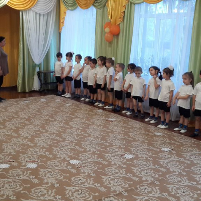 Открытое занятие по физической культуре в старшей "А"на тему : "Туристический поход!"