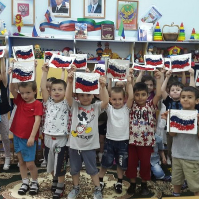 Аппликация на тему: "Российский флаг" в нашей группе