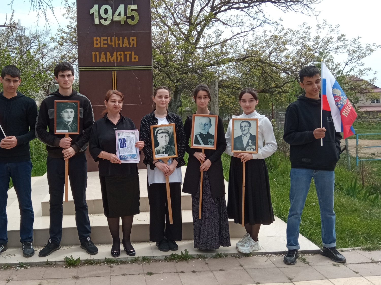 Урок мужества у обелиска павшим в годы ВОВ. Беседу о подвигах наших односельчан провела классный руководитель 11 класса Урок мужества у обелиска павшим в годы ВОВ. Беседу о подвигах наших односельчан провела классный руководитель 11 класса