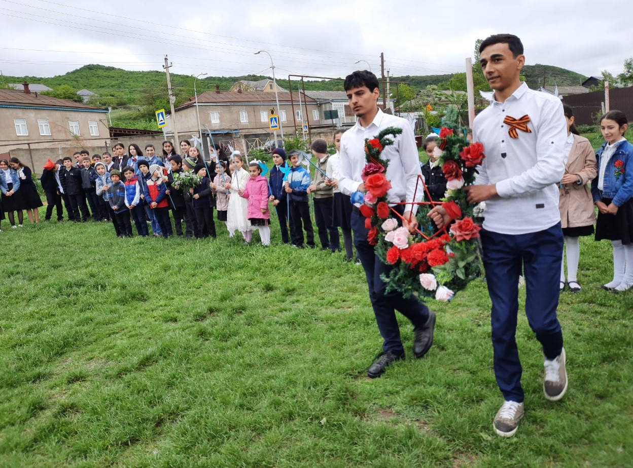возложение венков к подножию памятника павшим воинам возложение венков к подножию памятника павшим воинам
