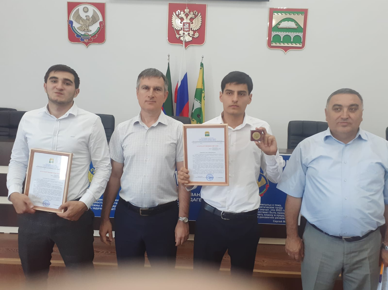 Вручения медалей «За особые успехи в учении» отличникам нашей школы Вручения медалей «За особые успехи в учении» отличникам нашей школы