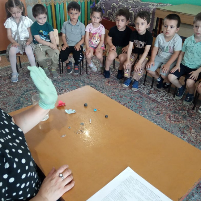 НОД в младшей группе  «Магнит на помощь спешит»