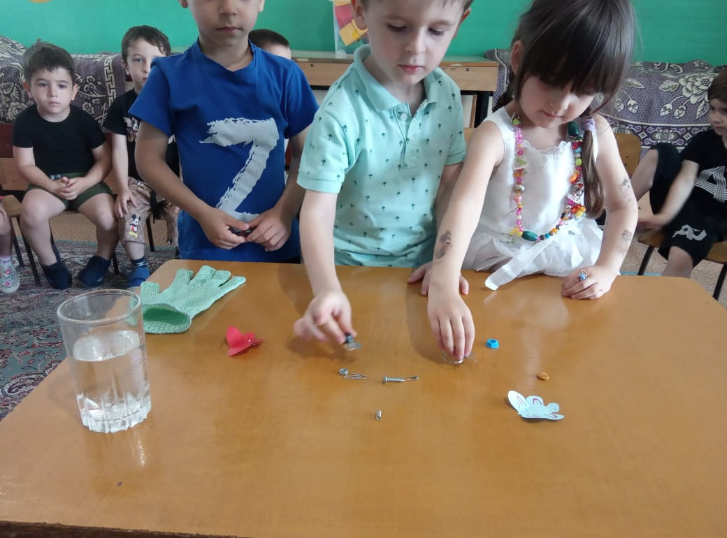 НОД в младшей группе  «Магнит на помощь спешит»