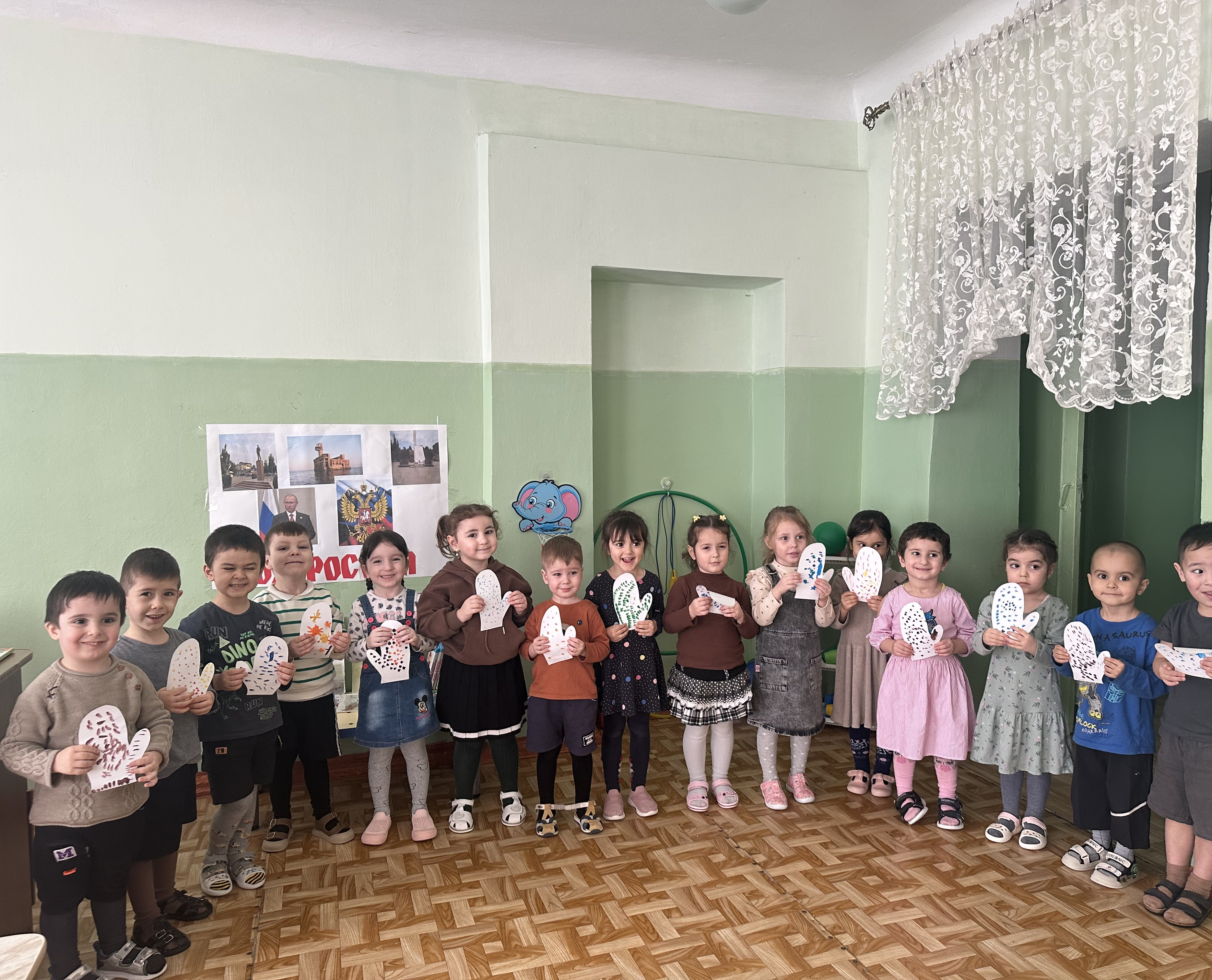 Рисование «Украсим руковичку»