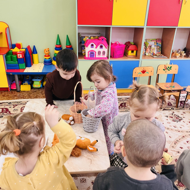 Белка в лесу