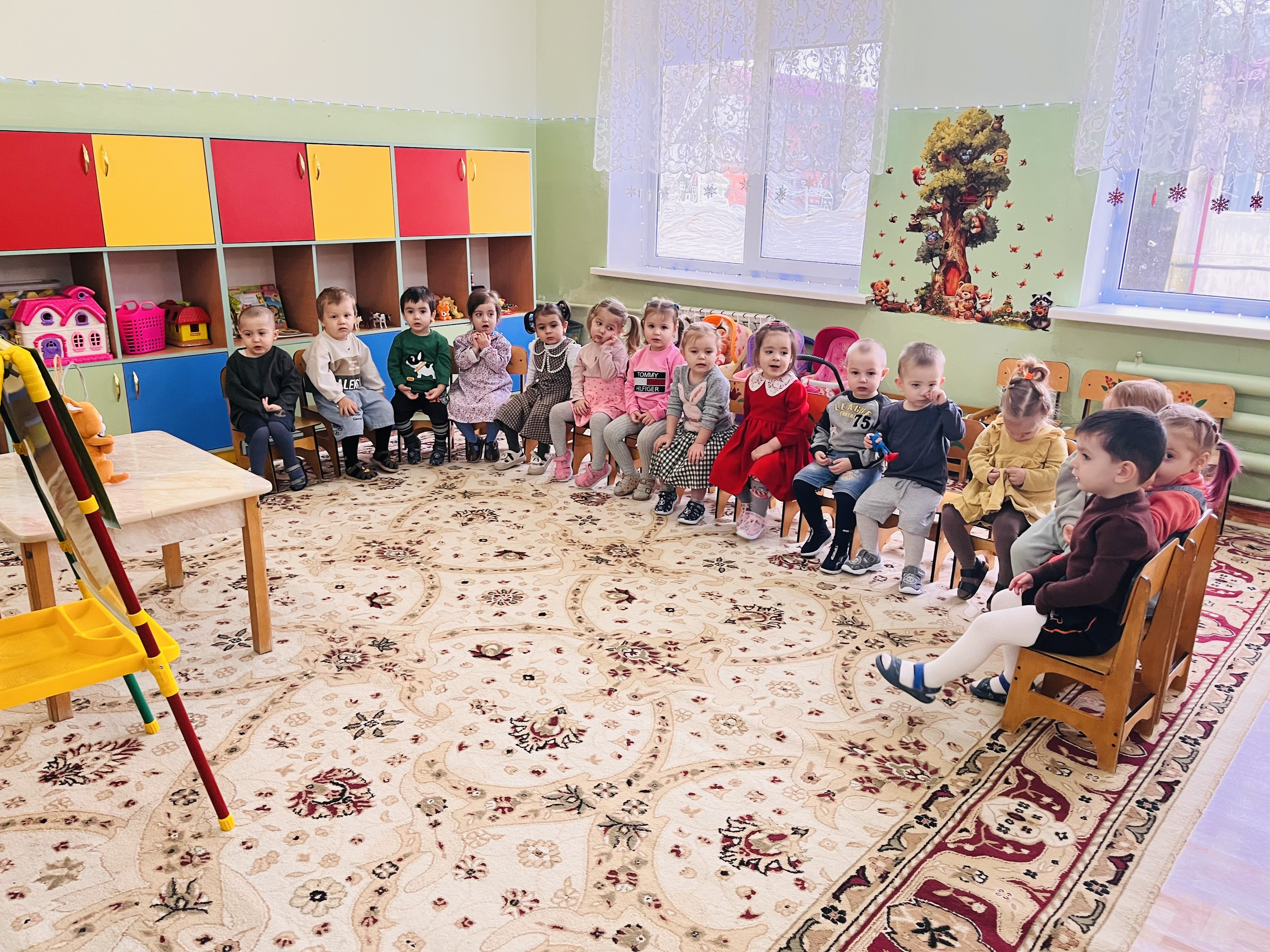 Белка в лесу