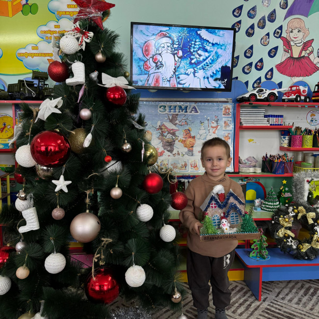 "Здравствуй, Новый год" (праздничная выставка совместных работ детей и родителей)