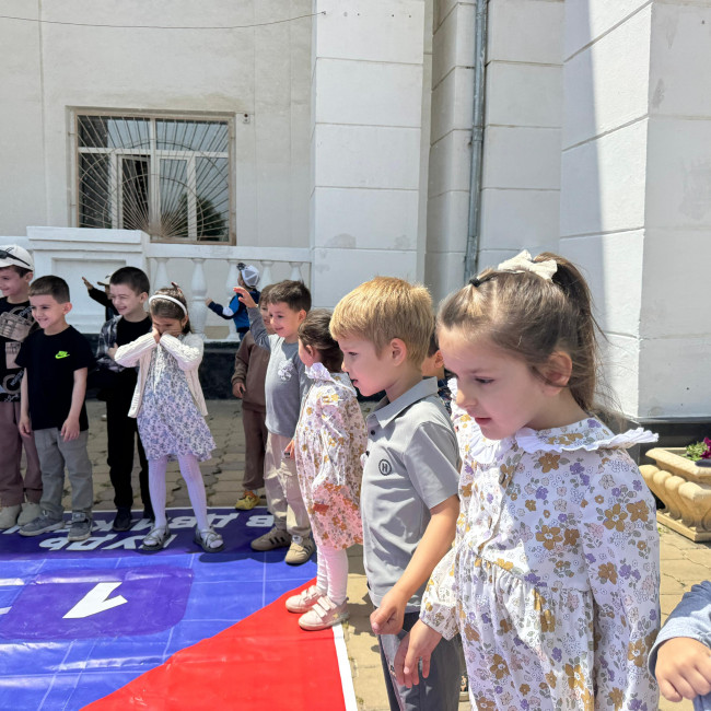 Праздник "1 июня – День защиты детей" Цель: Дать детям дошкольного возраста элементарные знания и представления о международном празднике “Дне защиты детей”.