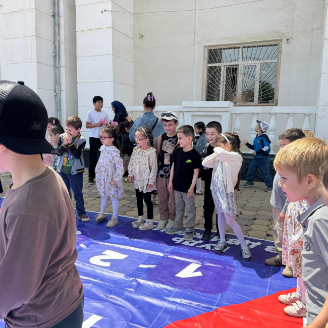 Праздник "1 июня – День защиты детей" Цель: Дать детям дошкольного возраста элементарные знания и представления о международном празднике “Дне защиты детей”.