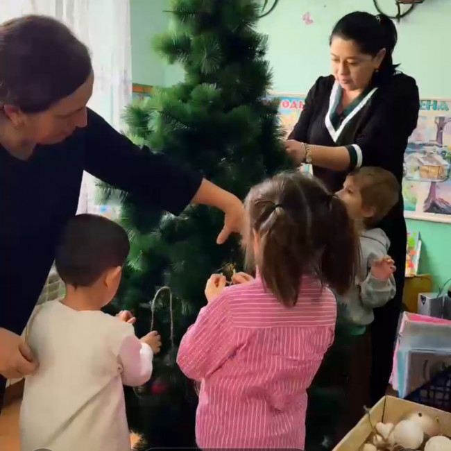Украсим группу к Новому Году.