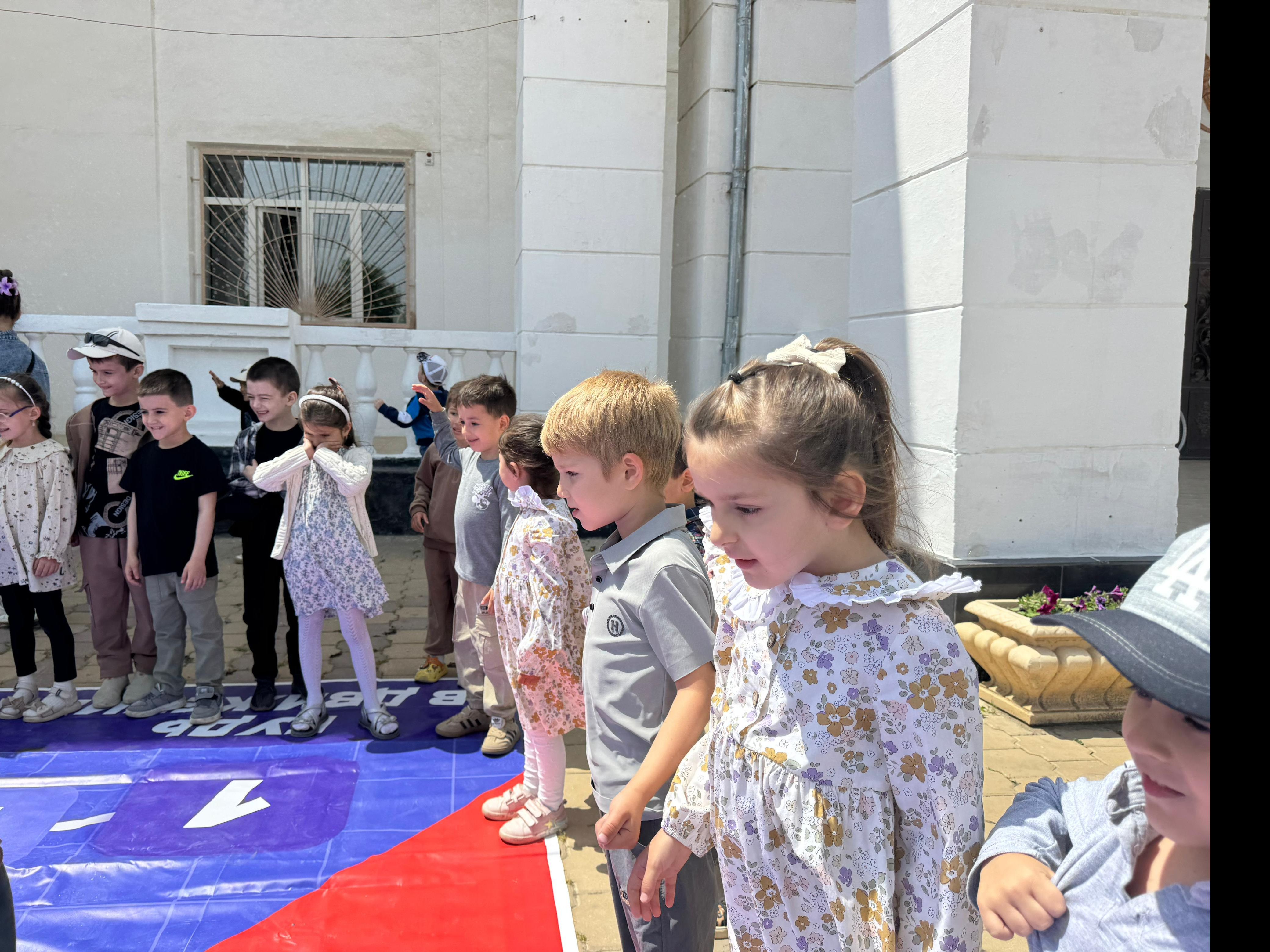 Праздник "1 июня – День защиты детей" Цель: Дать детям дошкольного возраста элементарные знания и представления о международном празднике “Дне защиты детей”.