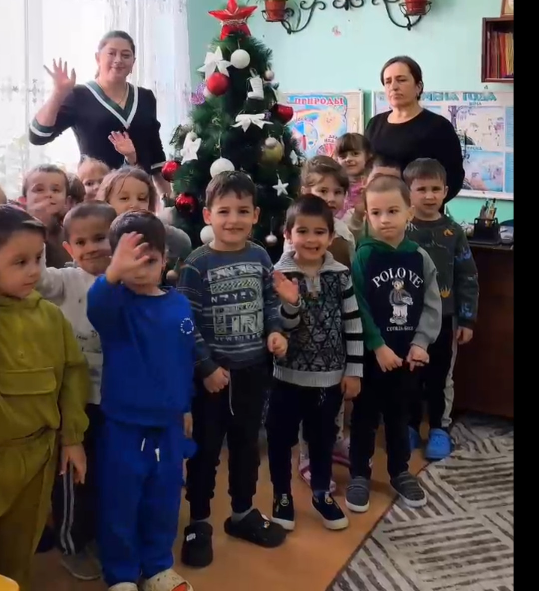 Украсим группу к Новому Году.