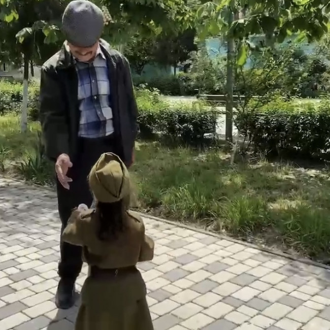 Воспитатель детского сада «Соколенок4» проводит акцию «передай Георгиевскую ленту»ко дню 9 мая с второй группой раннего возраста2.