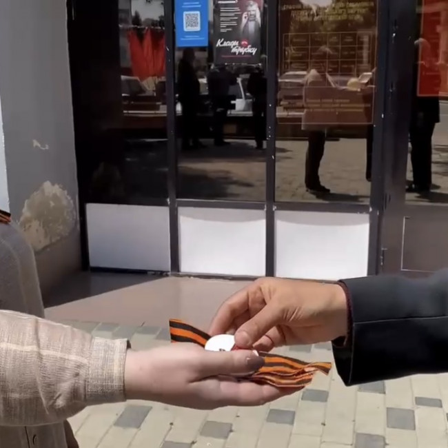 Воспитатель детского сада «Соколенок4» проводит акцию «передай Георгиевскую ленту»ко дню 9 мая с второй группой раннего возраста2.