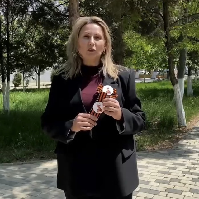 Воспитатель детского сада «Соколенок4» проводит акцию «передай Георгиевскую ленту»ко дню 9 мая с второй группой раннего возраста2.