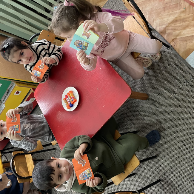 Аппликация в мл гр на тему: «Книжки малышки»  Цель: формирование интереса у детей к книгам, развивать бережное отношение и любовь к книгам, путем создания «книжки-малышки»