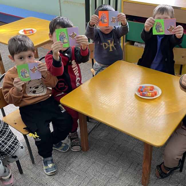 Аппликация в мл гр на тему: «Книжки малышки»  Цель: формирование интереса у детей к книгам, развивать бережное отношение и любовь к книгам, путем создания «книжки-малышки»