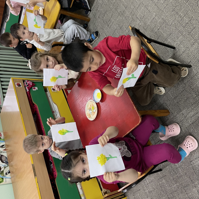 Рисование на тему: «Одуванчики в траве» Цель: Цель: ознакомление детей с приёмами нетрадиционного рисования (бумажными шариком и пальцами рук).