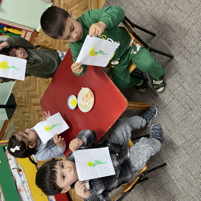 Рисование на тему: «Одуванчики в траве» Цель: Цель: ознакомление детей с приёмами нетрадиционного рисования (бумажными шариком и пальцами рук).