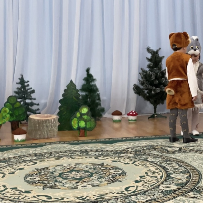 Инсценировка сказки «Заюшкина Избушка» Цель: Формирование у детей интереса к театрализованным играм-драматизациям. Создание условий для систематического восприятия театрализованных выступлений педагогического театра.