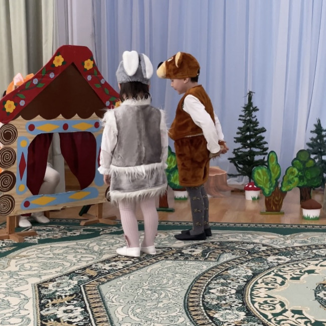 Инсценировка сказки «Заюшкина Избушка» Цель: Формирование у детей интереса к театрализованным играм-драматизациям. Создание условий для систематического восприятия театрализованных выступлений педагогического театра.