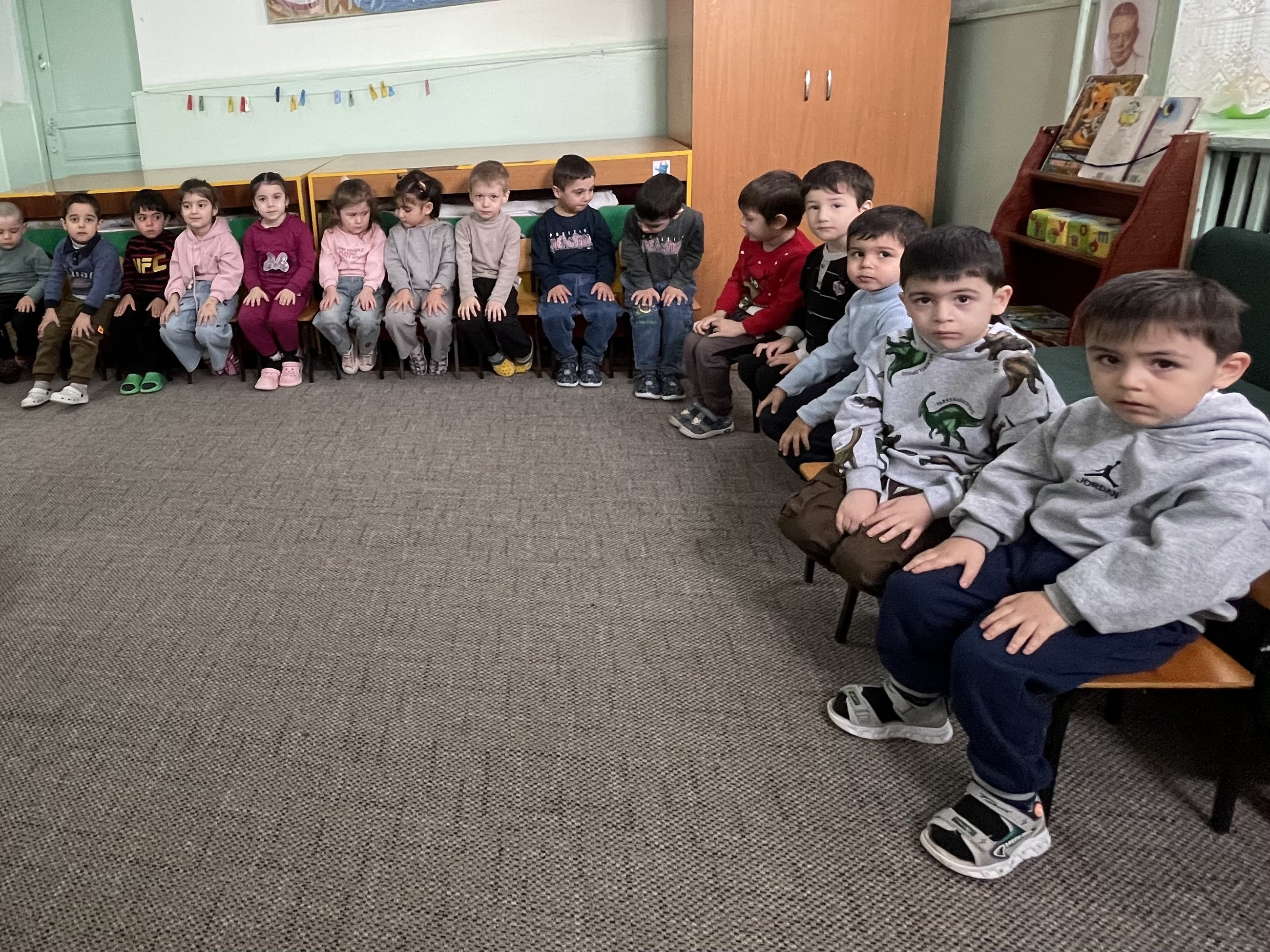 Аппликация в мл гр на тему: «Книжки малышки»  Цель: формирование интереса у детей к книгам, развивать бережное отношение и любовь к книгам, путем создания «книжки-малышки»