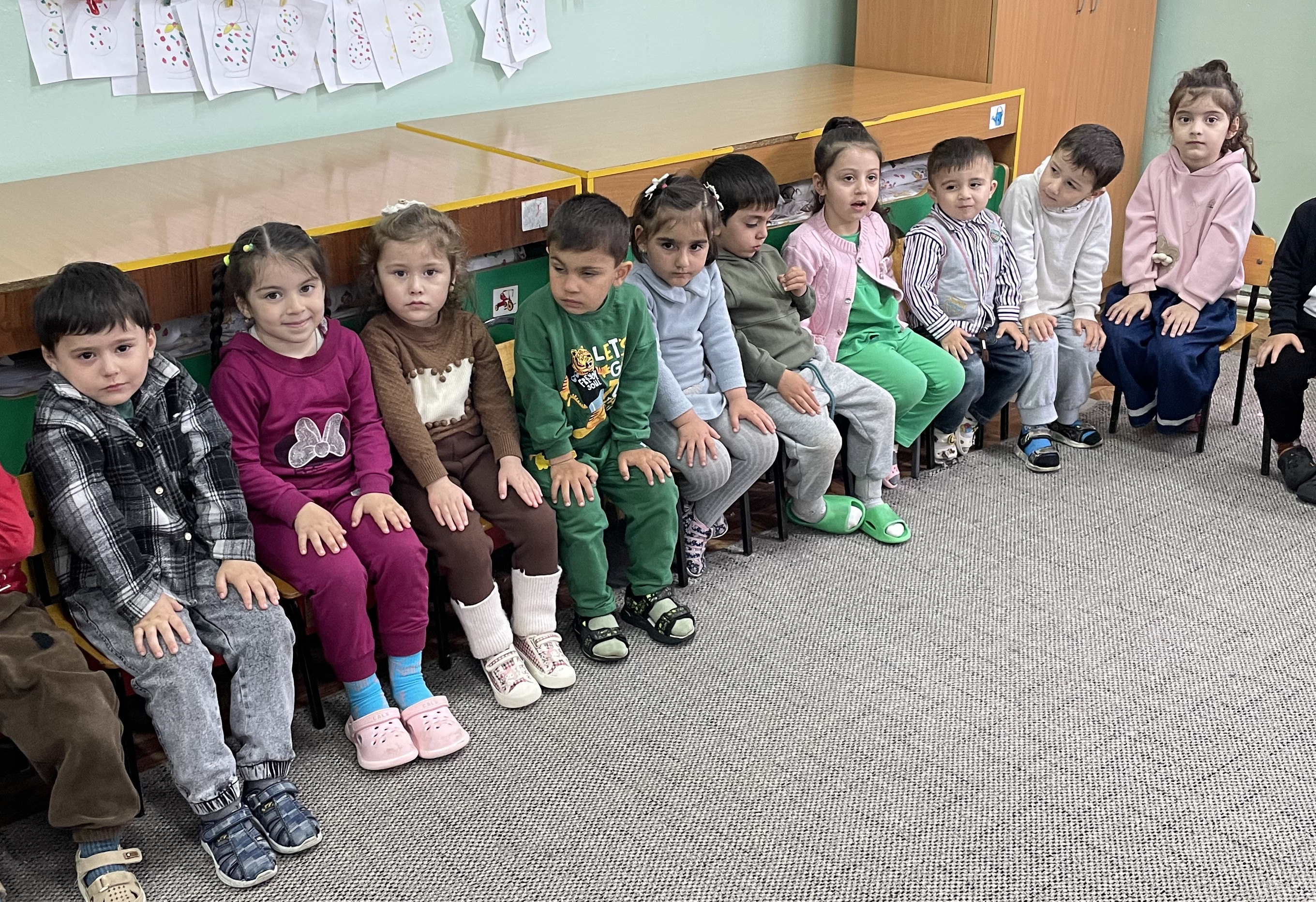 Рисование на тему: «Одуванчики в траве» Цель: Цель: ознакомление детей с приёмами нетрадиционного рисования (бумажными шариком и пальцами рук).