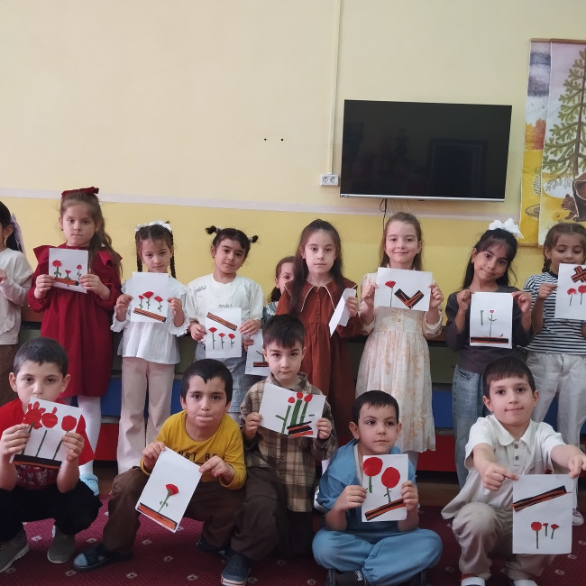 Аппликация. Тема: "Цветы памяти". Цель: Расширять представление детей об армии. Познакомить с героями В.О.В.