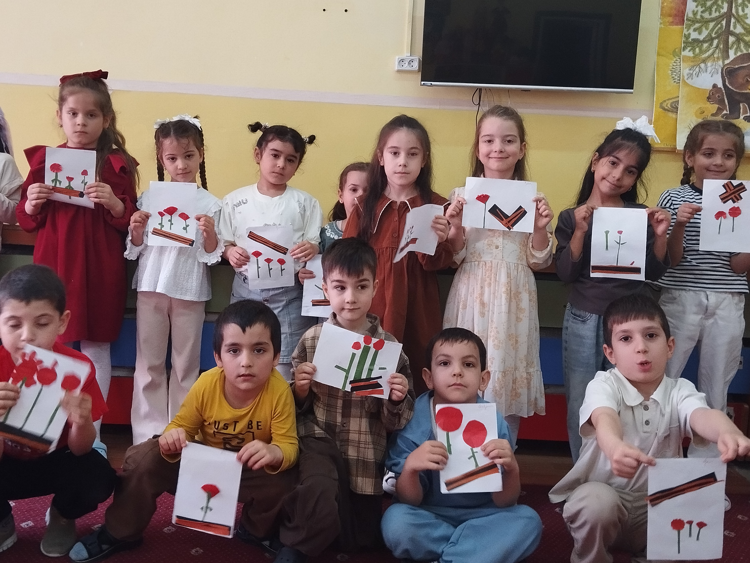 Аппликация. Тема: "Цветы памяти". Цель: Расширять представление детей об армии. Познакомить с героями В.О.В.