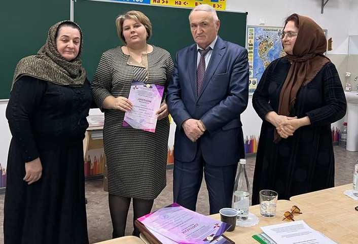 Приняла участие в республиканском конкурсе "Науки юношей питают " с педагогическим проектом "День Победы "в г.Махачкала, получив Диплом финалиста. Поздравляем педагога и желаем дальнейших успехов!