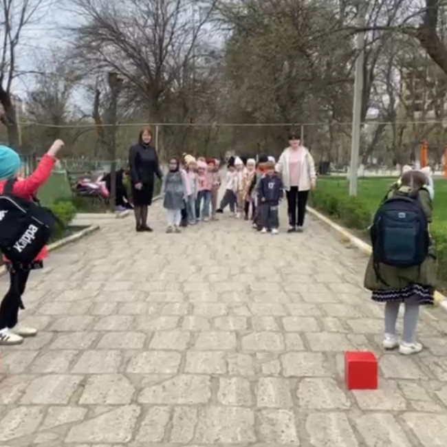 Спортивное развлечение "На прогулку в парк пойдем" в средней группе1 "Смешарики"