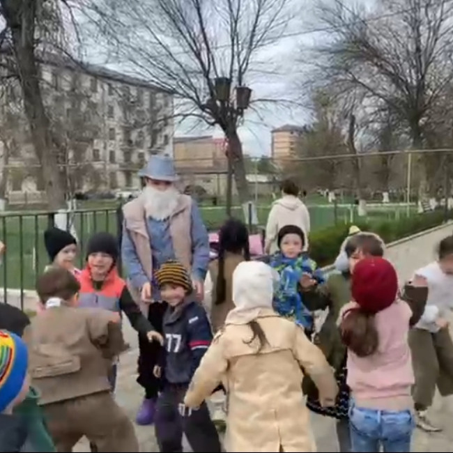 Спортивное развлечение "На прогулку в парк пойдем" в средней группе1 "Смешарики"