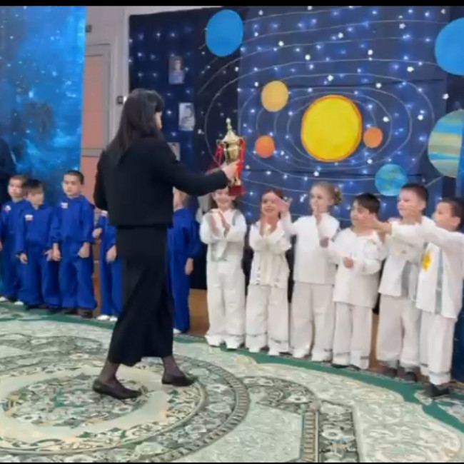 Музыкально - спортивный праздник ко Дню космонавтики, в средней группе 1" Смешарики"