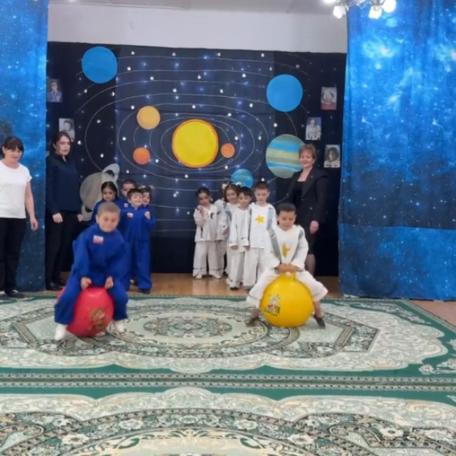 Музыкально - спортивный праздник ко Дню космонавтики, в средней группе 1" Смешарики"