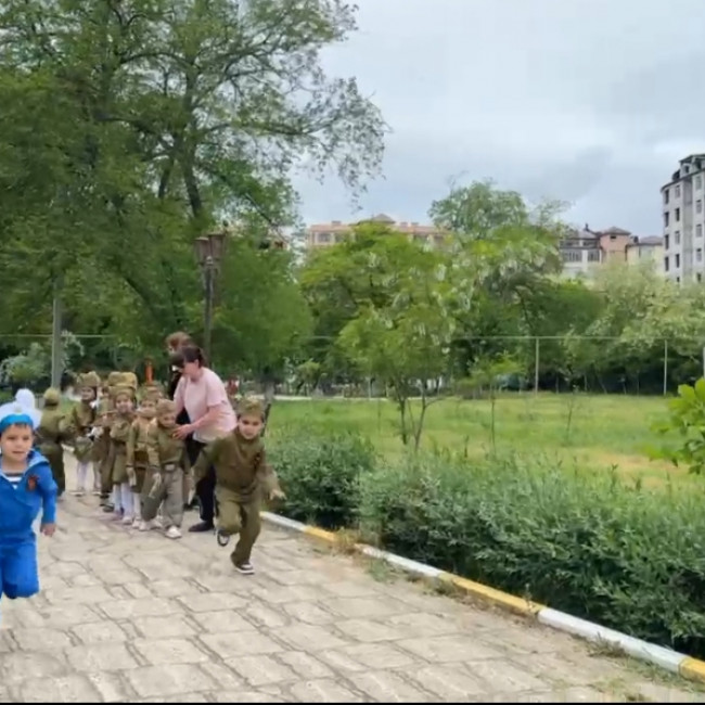 Музыкально - спортивный праздник, посвящённый 80 летию Великой Победы "Мы помним, чтим, гордимся", в средней группе 2 " Смешарики"