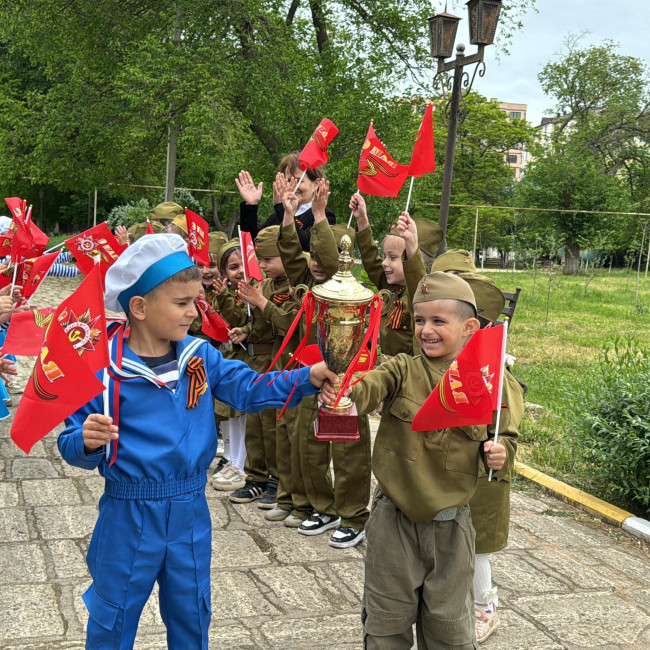 Музыкально - спортивный праздник, посвящённый 80 летию Великой Победы "Мы помним, чтим, гордимся", в средней группе 2 " Смешарики"