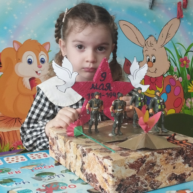 Подделки с родителями 80 летию Победы. Цель; Способствовать совместному труду родителей с детьми. Учить развивать творческие способности детей в работе с подделками учить каждую деталь клеить и конструировать совместно называть и уточять детали подделки, звездочка, танк, воины, одежда, и. Т. Д