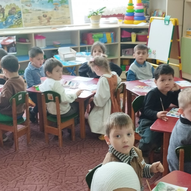 Художественно эстетическое развитие. Рисование на тему " Рисование по замыслу' Цель : Учить детей задумывать содержание рисунка использовать усвоенные приемы рисования.Учить заполнять изображение во весь лист.Вызвать желание рассматривать рисунки обсуждать их,радоваться красочным изображениям." .