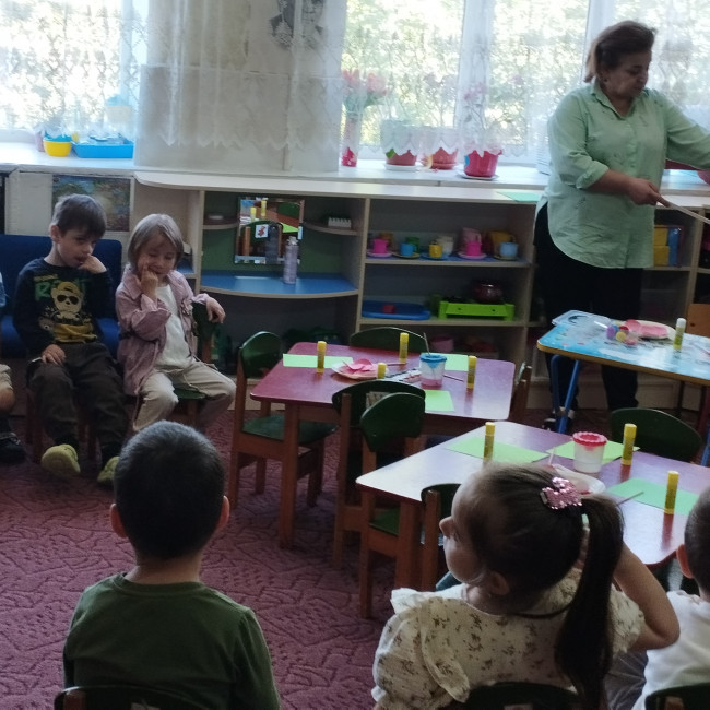 Художественно- эстетическое развитие. Аппликация на тему: Мы милашки куклы неваляшки. Цель: развивать эстетическое развитие у детей, создавать условия для ознакомления детей с формой, величиной, закреплять умение наклеивать готовые формы, распределять их в определённой последовательности Воспитывать аккуратность в работе.