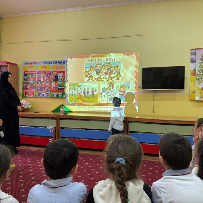 Конспект ООД по пожарной безопасности в старшей группе «Будь осторожен с огнём!» Цели: Закрепить знания детей о правилах пожарной безопасности и правилах поведения при пожаре. Задачи: Формировать у детей навыки безопасного поведения при пожаре. Воспитывать чувство уважения к людям мужественной профессии – пожарным. Развивать память, внимание, логическое мышление. Активизировать умение избегать опасных ситуаций и по возможности правильно действовать.