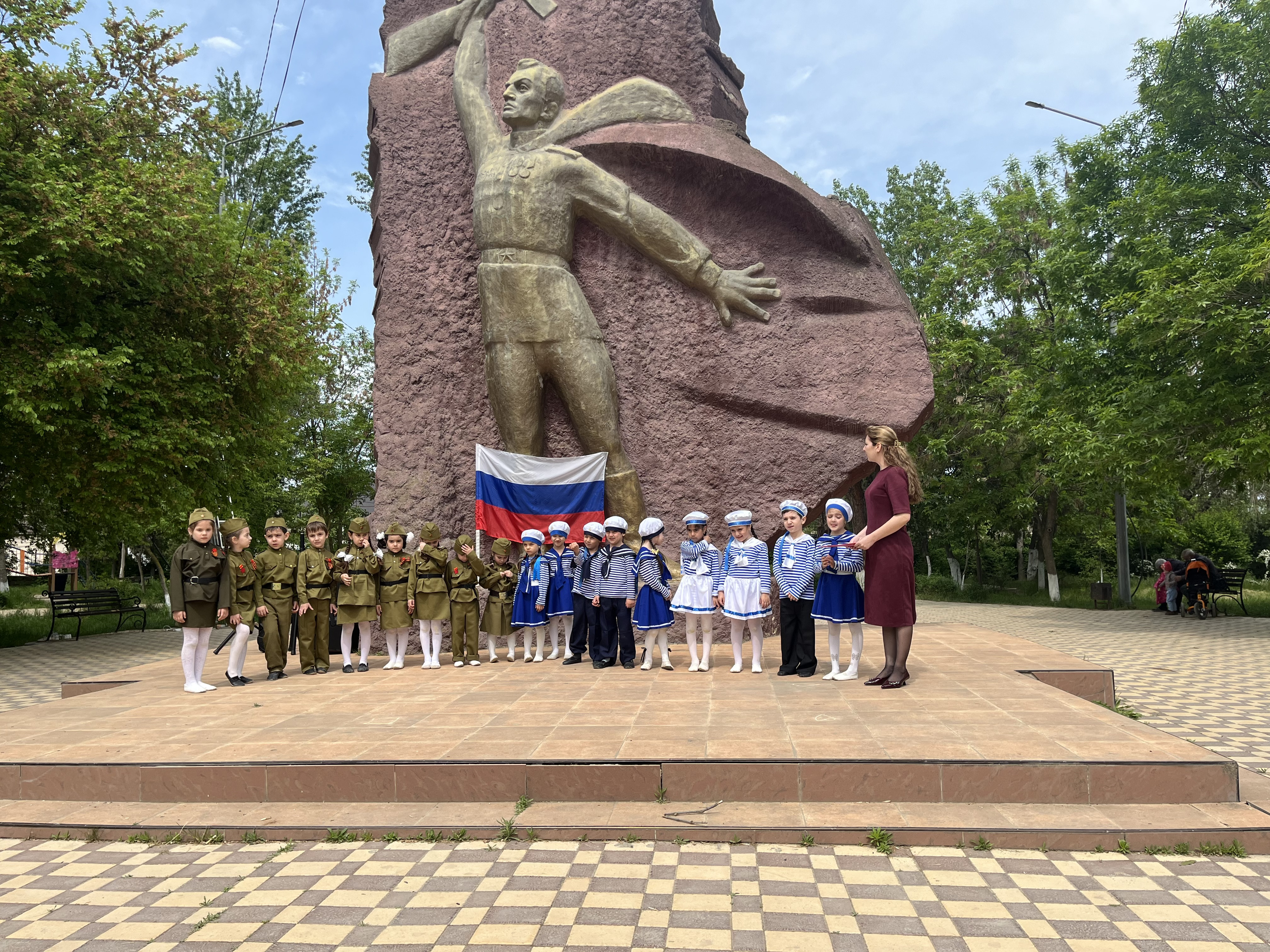 Спортивное развлечение ко Дню Победы – 9 мая. Цель: Воспитание чувства патриотизма и уважения к защитникам Отечества, одержавших победу в Великой Отечественной Войне.