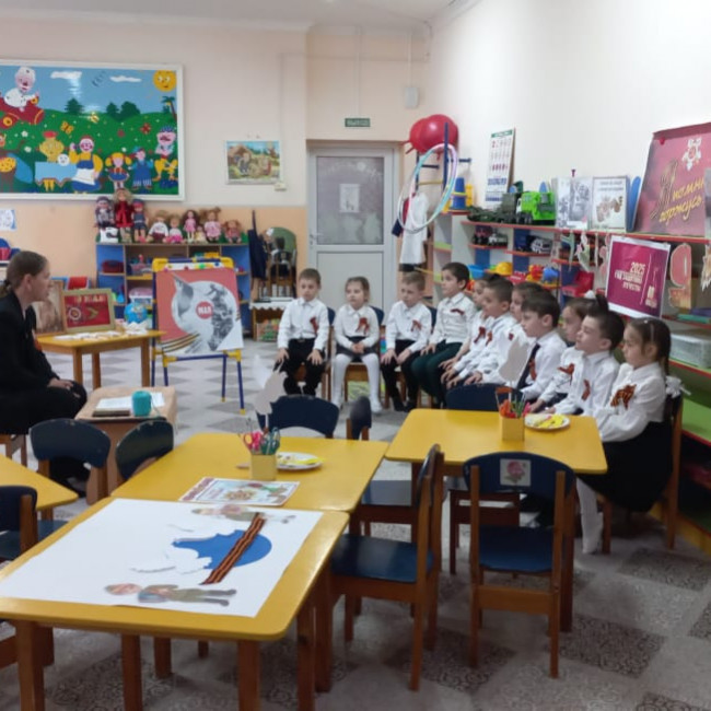 Тематическое занятие ко Дню Победы на тему:"Этот День Победы".Цель:рассказать детям историю о победе нашей страны,создать коллаж фотографий ,белых голубей на фоне праздничного солюта.