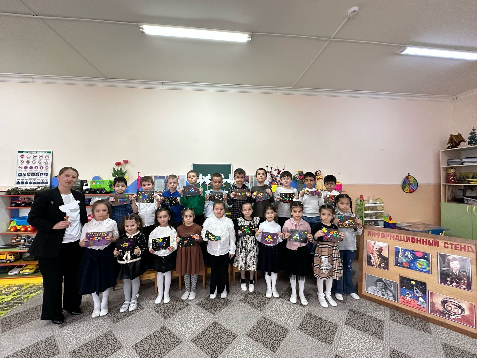 Тематическое занятие ко дню космонавтики по лепке в технике пластилинографии на тему:"Космическая ракета летит в космос".Цель:закрепить с детьми названия планет,закрепить навыки лепки в технике пластилинографии .