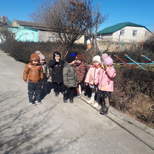 Прогулка в мл.гр.2"Золотой ключик".Цель:формировать представления о первых весенних изменениях в природе - солнечных днях".Весна идет - тепло несет.