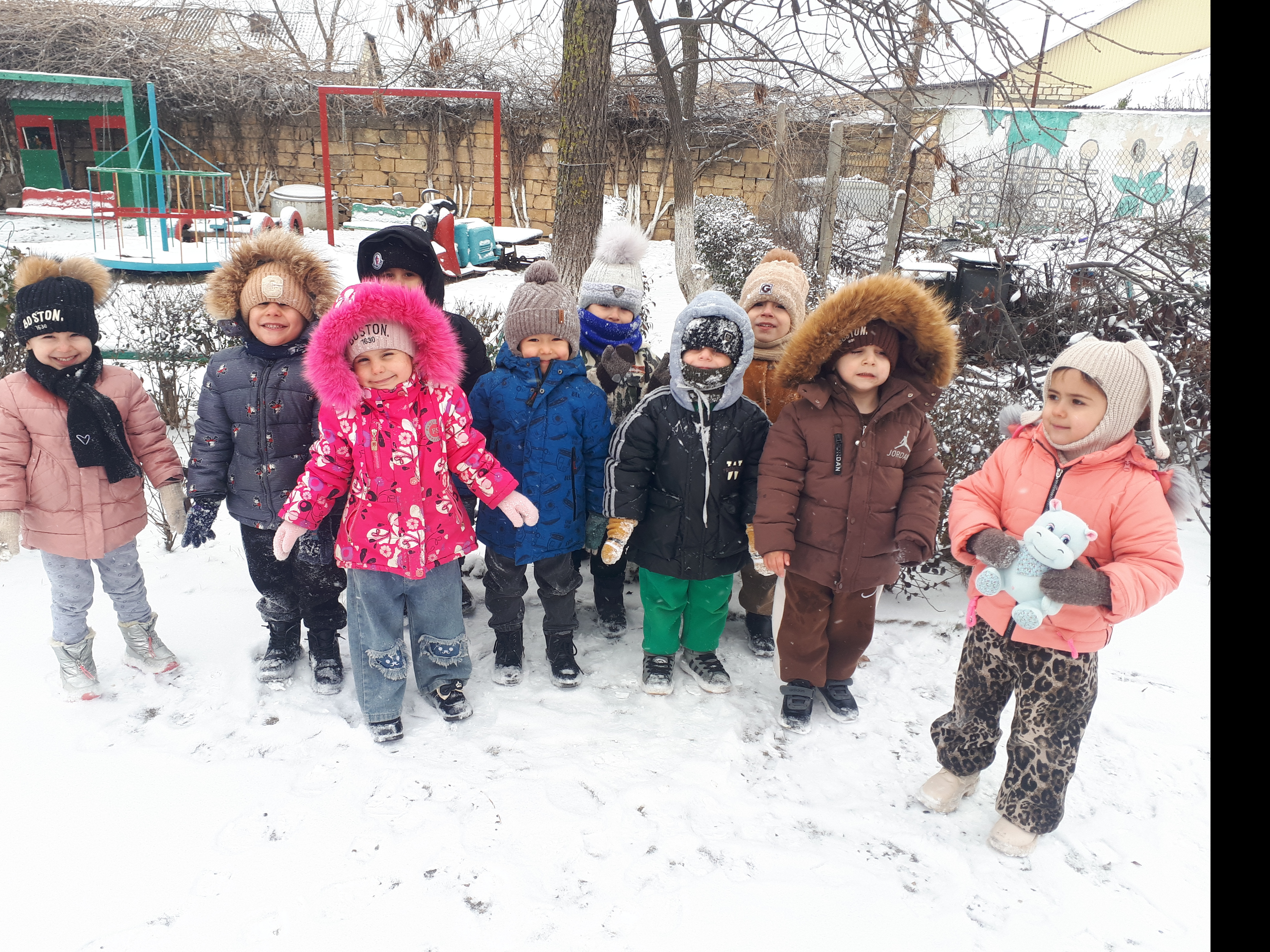 Прогулка с детьми мл.гр.2"Золотой ключик".Цель:знакомство с природным явлением-снегом; формировать представление о зиме.